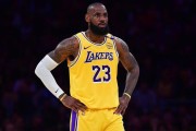 Shams：无论詹姆斯赛季后退役还是换队，他的湖人生涯已接近结束